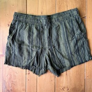 Striped Green and Black Linen Blend shorts with pockets